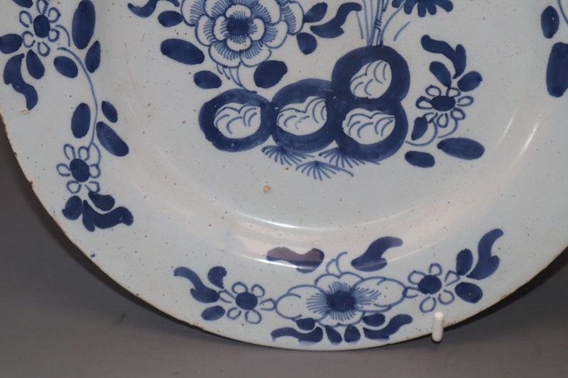 A pair of 18th century Dutch delft blue and white dishes, diameter 23cm